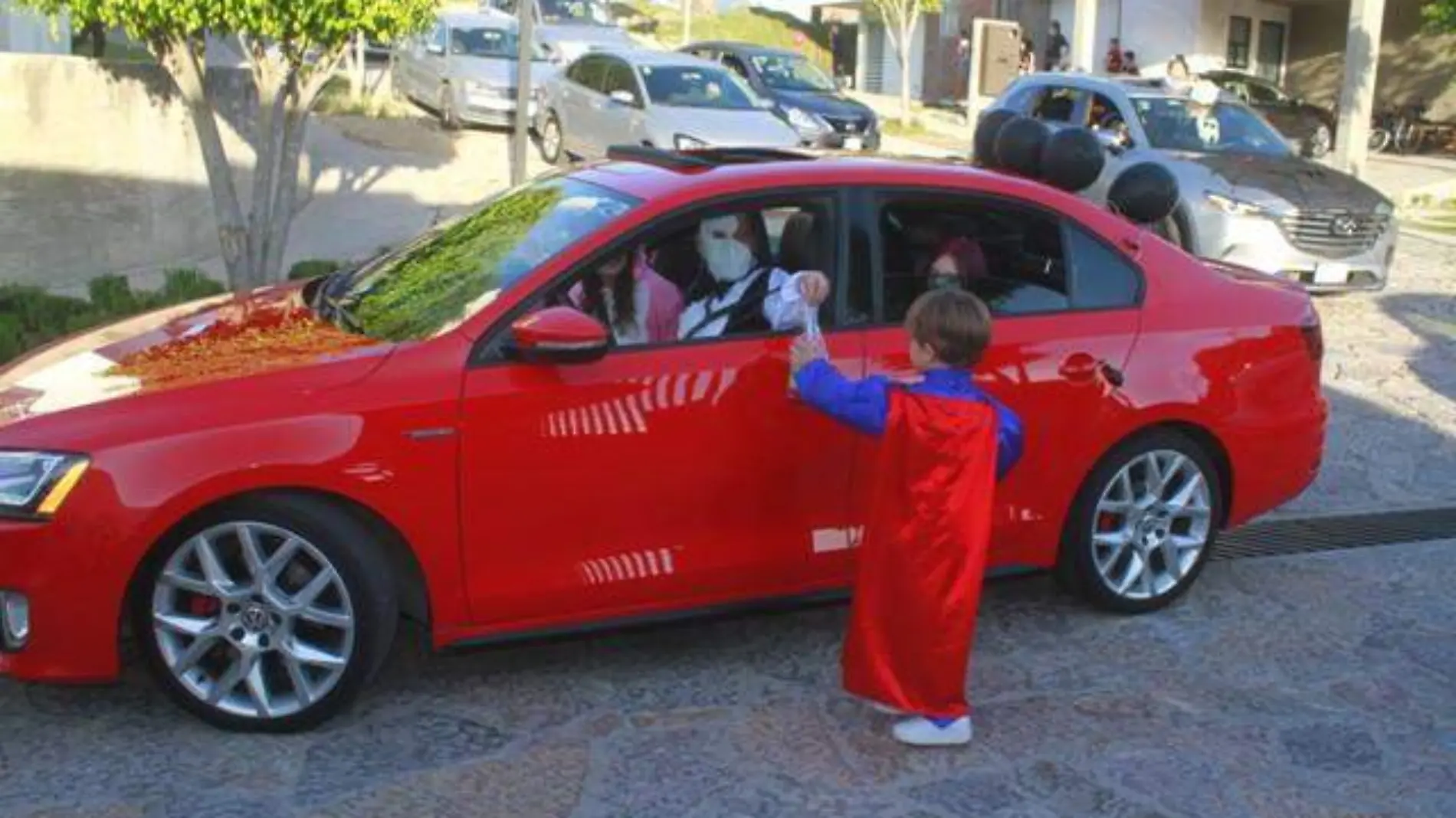 1-Regalando dulces a los visitantes 